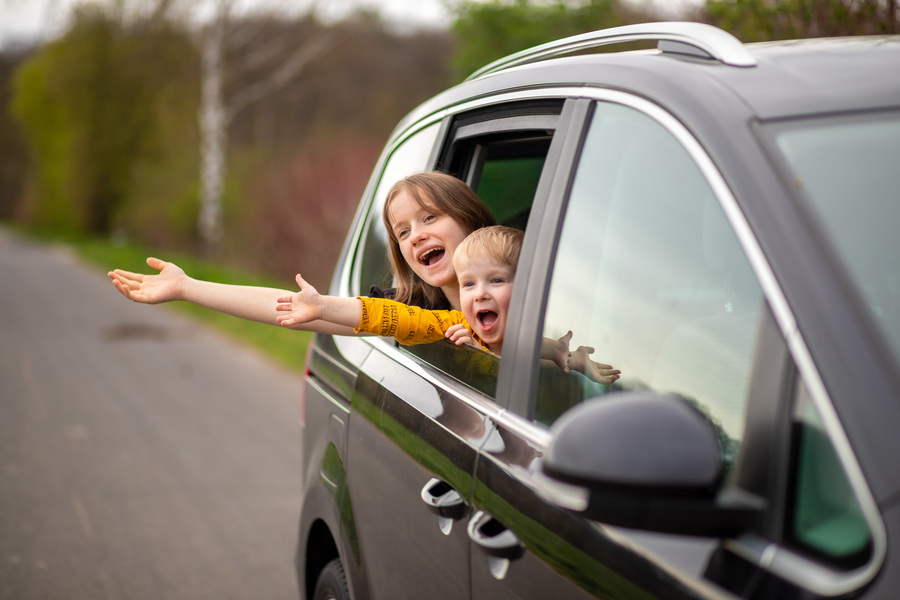 Crianças no carro felizes, pois vão para Porto Rico, Paraná